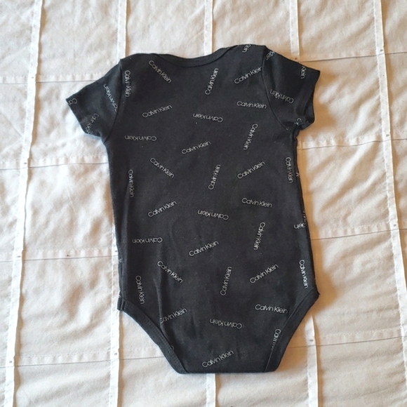 π CALVIN KLEIN - Grey Onesie - Size 18M - Picture 3 of 4